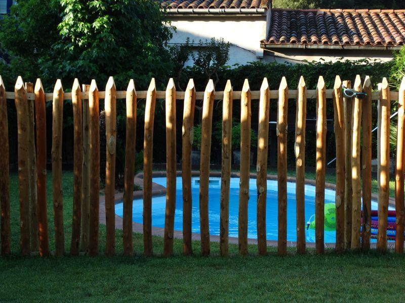 Instal·lació-tancat-pals-fusta-piscina Piscina-tancada-amb-pals-de-fusta