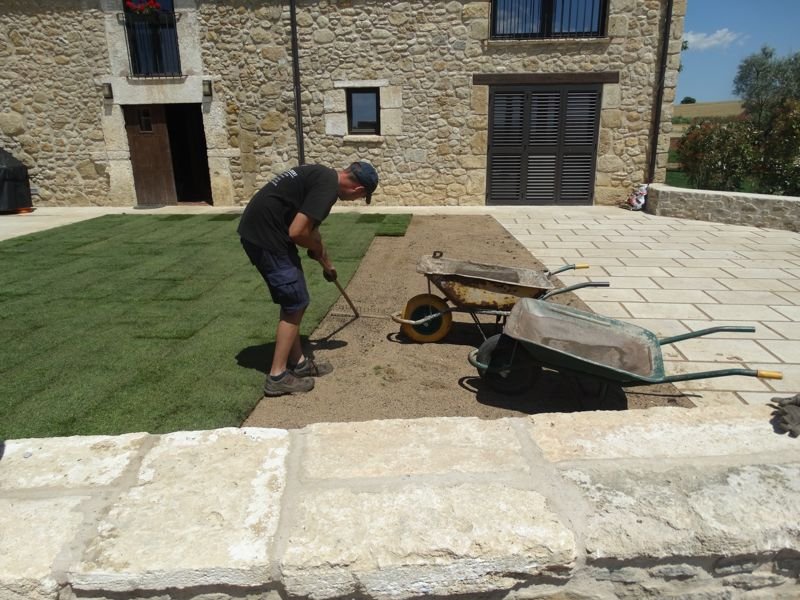 Instal·lant gespa-tepes-girona Gespa-tepes-en-jardi-girona